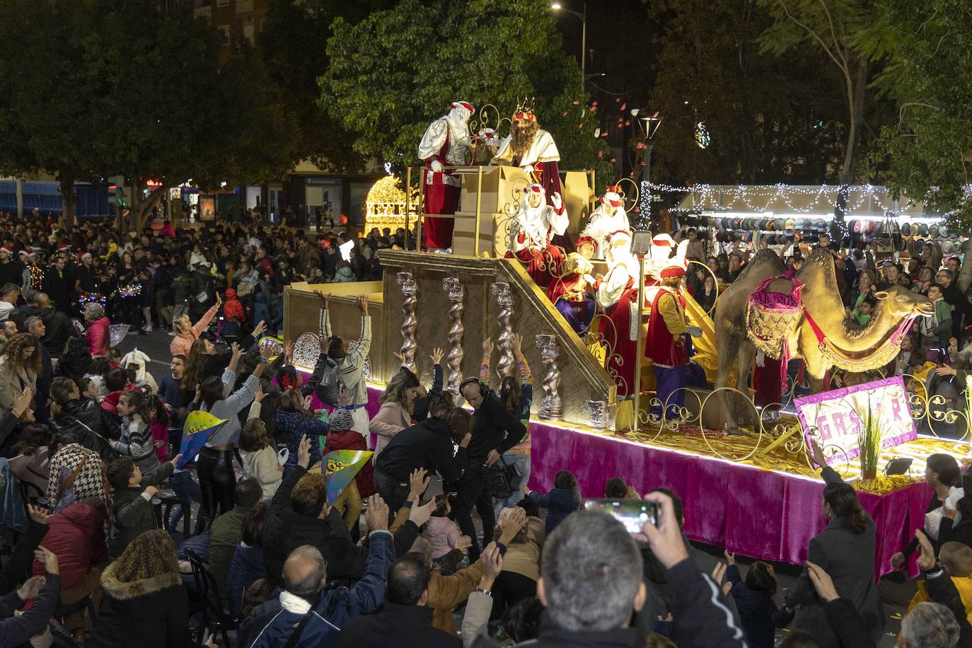 Ilusión sin restricciones de la mañana a la noche de Reyes en Cartagena