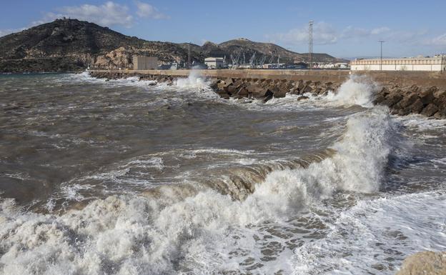 Las fuertes rachas de viento provocan casi medio centenar de incidencias en la Región