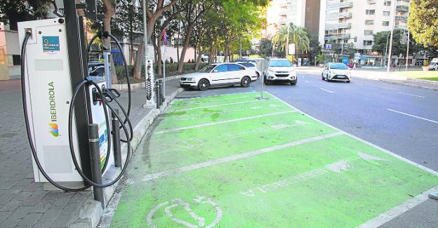 Solo cinco puntos de recarga municipales para coches eléctricos están en servicio en Cartagena