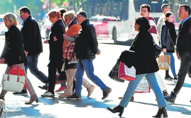 Las rebajas «diluidas» por los descuentos llenan tiendas y centros comerciales de la Región