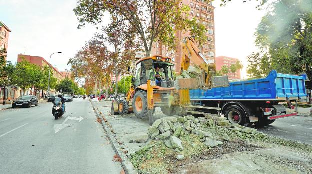 Las obras en La Fama cortan el tráfico en el tramo más cercano a Ronda de Levante