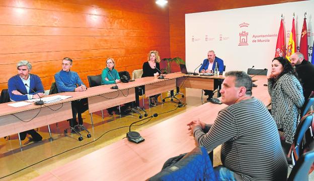 Los placeros del mercado murciano de Verónicas aceptan salir si se les habilita una línea de ayudas