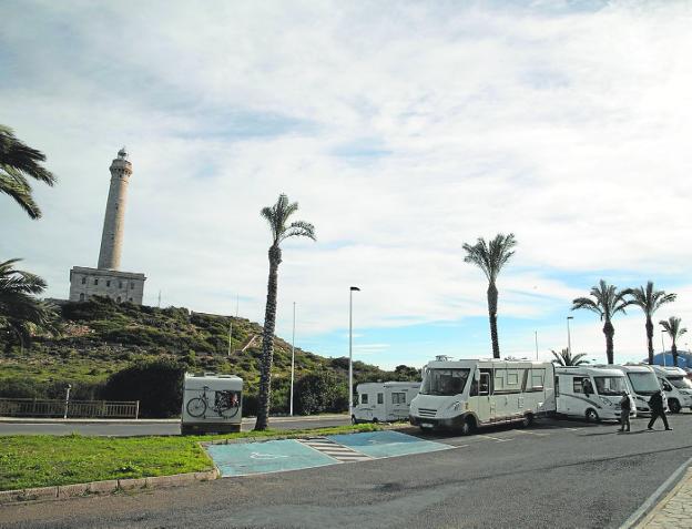 La Policía pone coto a decenas de autocaravanas en varias zonas del litoral de Cartagena