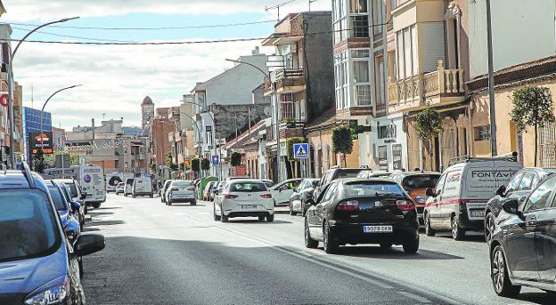 Indignación vecinal en el barrio cartagenero de Los Dolores por las plazas de la zona azul que reclaman algunos comercios