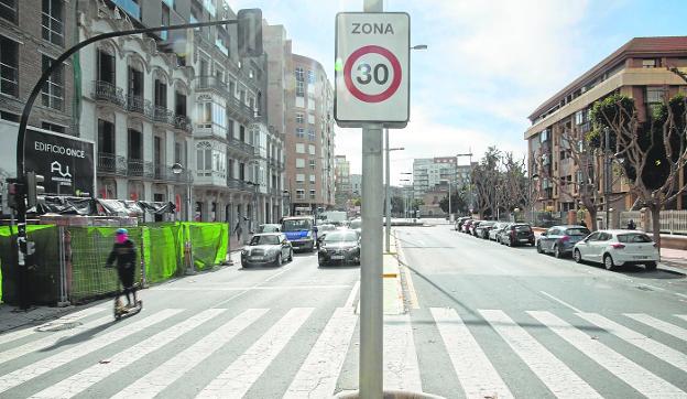 Colectivos de movilidad sostenible piden más zonas a 30 en Cartagena para reforzar la seguridad peatonal