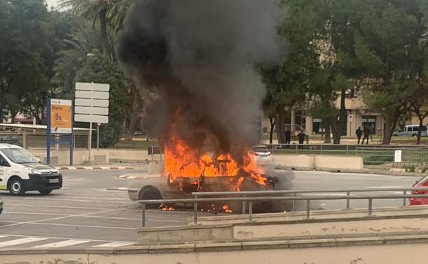 Arde un coche en el aparcamiento de un centro comercial en Murcia