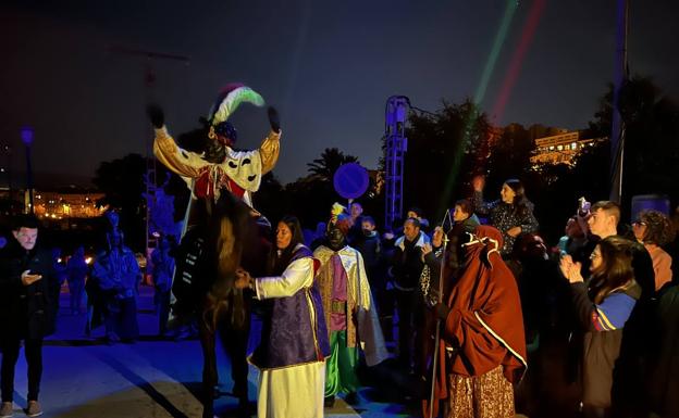 Los Magos de Oriente recorren a caballo las calles de Cieza