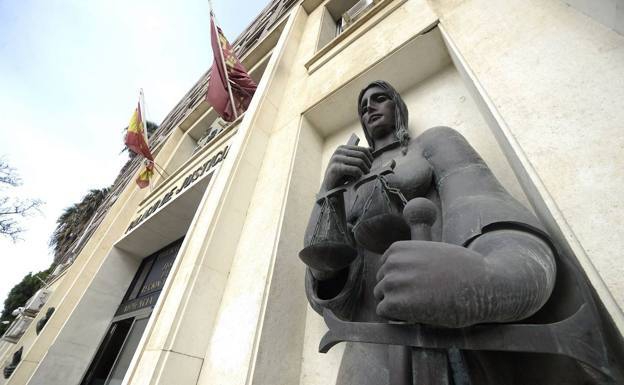 Una de las esculturas que simbolizan la Justicia a la entrada de la sede de la Audiencia Provincial. 