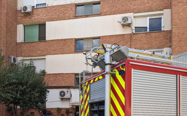 Un cazo olvidado en el fuego provoca un incendio en una vivienda de Jumilla