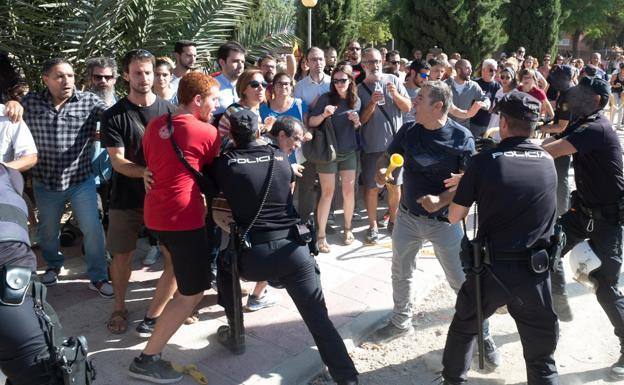 Juzgan a dos vecinos y un policía por el enfrentamiento en una concentración por el soterramiento del AVE en Murcia