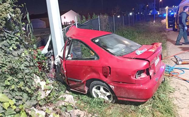 Rescatan a dos heridos tras chocar contra un poste en Torre Pacheco