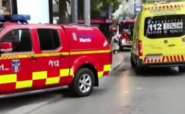 Una quincena de bomberos apagan un incendio en la Gran Vía de Murcia