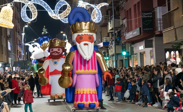 24.000 personas arropan a los Reyes Magos en Lorca