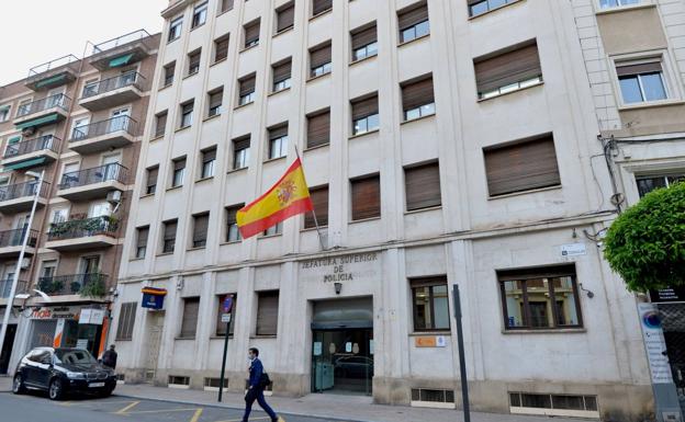 Detenido por entrar en la comisaría de Murcia y amenazar a los agentes con un cuchillo