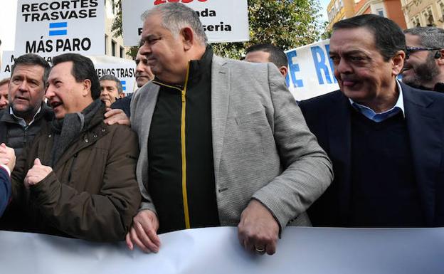 El presidente de Croem, José María Albarracín (der.), en una protesta contra el recorte al Trasvase en Murcia, en una imagen de archivo.