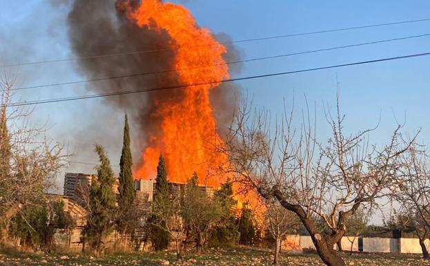 Arde una almacén de cebollas en el paraje de La Magdalena, en Cartagena