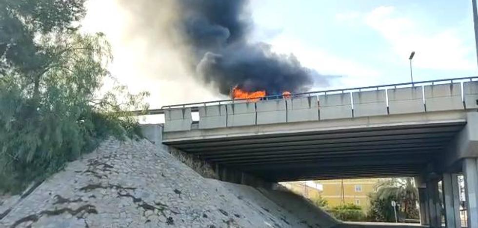 Arde un vehículo en la A-30 a su paso por Murcia