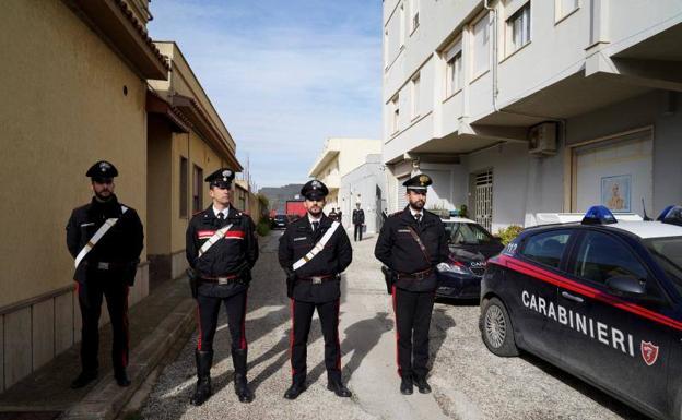 Perfumes caros y ropa de marca en el escondite de Messina Denaro