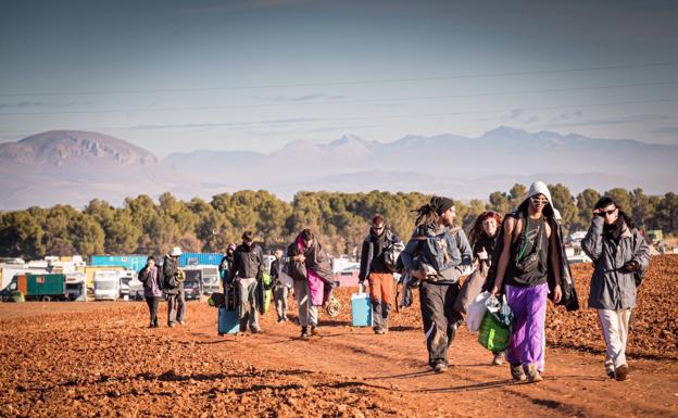 Mil personas siguen en la rave ilegal de La Peza con intención de alargarla hasta Reyes