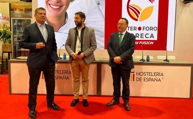 De izquierda a derecha, el secretario general de Hostelería de España, Emilio Gallego; el director del Instituto de Turismo de la Región de Murcia, Juan Francisco Martínez, y el presidente de Hostelería de España, José Luis Yzuel.