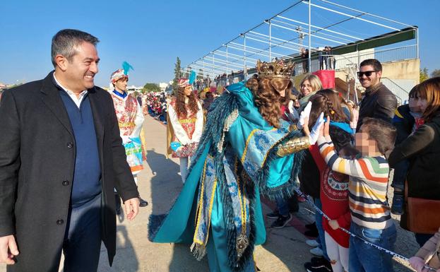 Los Reyes Magos aterrizan en paracaídas en la Base Aérea de Alcantarilla