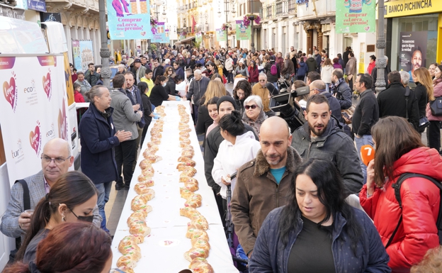 Largas colas para degustar el roscón de Reyes en la Corredera en Lorca