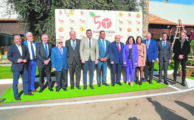 La cooperativa Thader cumple 50 años llevando la fruta de hueso a todo el mundo