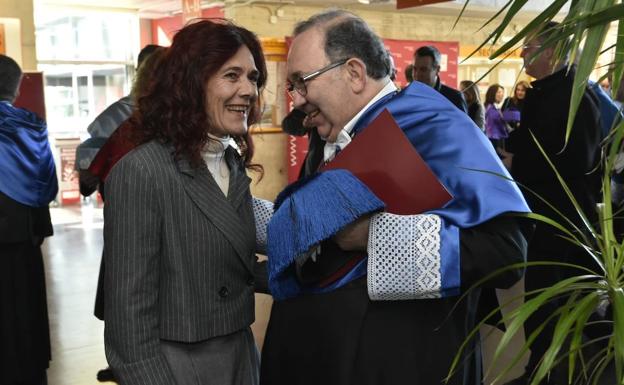 La UMU homenajea a la profesora Teresa Vicente por la ILP del Mar Menor y al exrector Orihuela en su fiesta de Santo Tomás