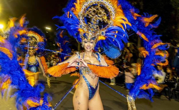 Ritmo y color para un desfile de fantasía y cuento en el Carnaval de Cartagena