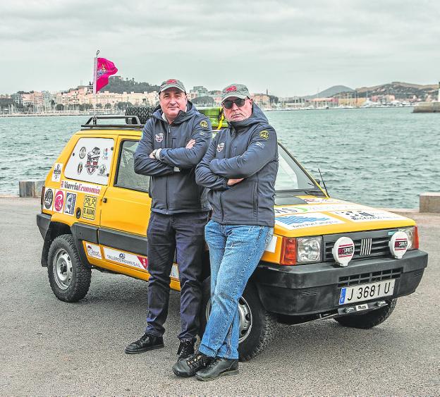 Dos cartageneros cruzarán el desierto marroquí en un Panda