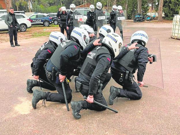 La Policía Local de Cartagena estrena una unidad antidisturbios que ya vigila los pueblos