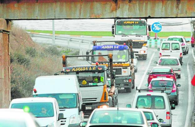 Empresarios y Ayuntamiento de Cartagena preparan una línea de autobús urbano hasta Escombreras