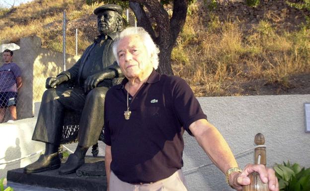 Santiago de Santiago, fotografiado en agosto de 2002 en la Cuestas de Gos (Águilas) junto a su escultura de Francisco Rabal. /guillermo carrión / agm