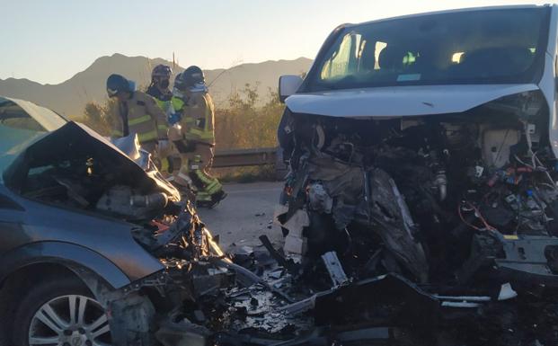 Un muerto y ocho heridos tras chocar una furgoneta y un coche en Lorca
