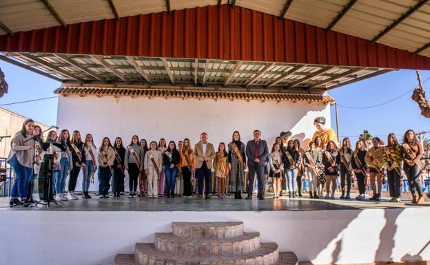 Las peñas huertanas de Murcia despiden a las reinas y sus cortes de más largo mandato