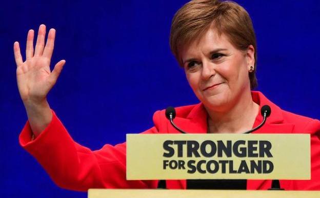 Dimite la primera ministra de Escocia por la polémica ‘ley trans’