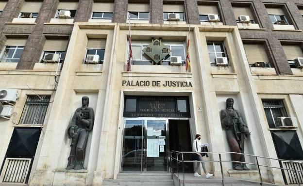 La Audiencia juzga a un acusado de tratar de matar a su exmujer en Cartagena