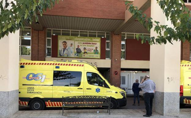 Un agricultor se cae de un tractor en Alhama y se clava un hierro en una pierna