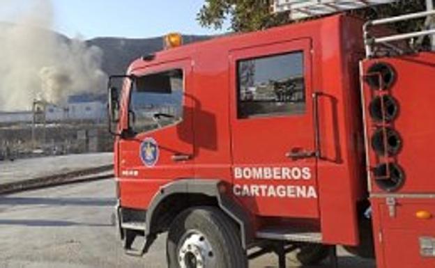 Tres afectados por inhalación de humo, entre ellos dos niños, en el incendio de una casa en Cartagena