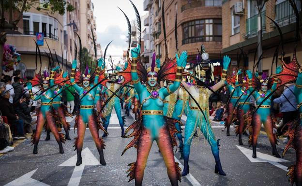 Brillante estallido de color y buen baile en el inicio del Carnaval de Torrevieja