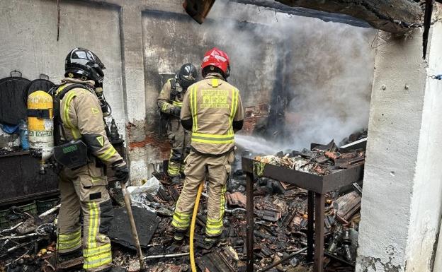 Los bomberos apagan el incendio en la cocina de una vivienda de Ceutí