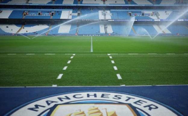 Escudo del Manchester City en el Etihad Stadium, antes de un partido