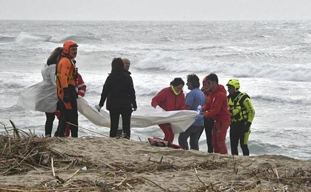 Al menos 60 migrantes, entre ellos un bebé, fallecen en un naufragio en el sur de Italia