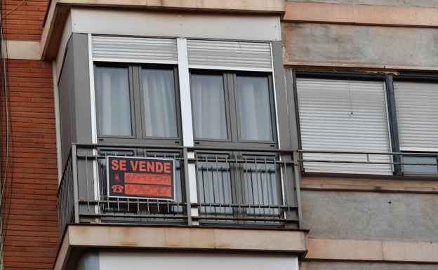 Cartel colgado en el balcón de una vivienda en venta en la calle Cartagena de Murcia. 