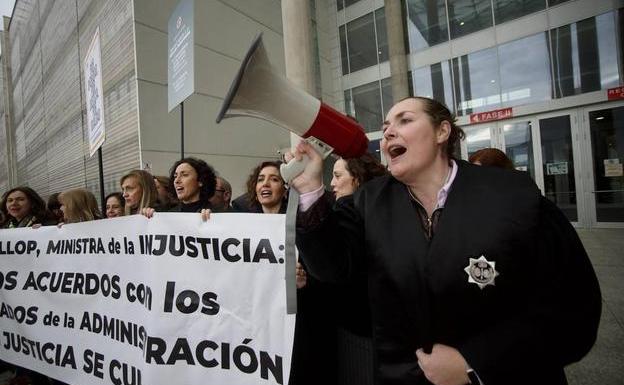 Justicia y los letrados siguen su pugna por las mejoras salariales