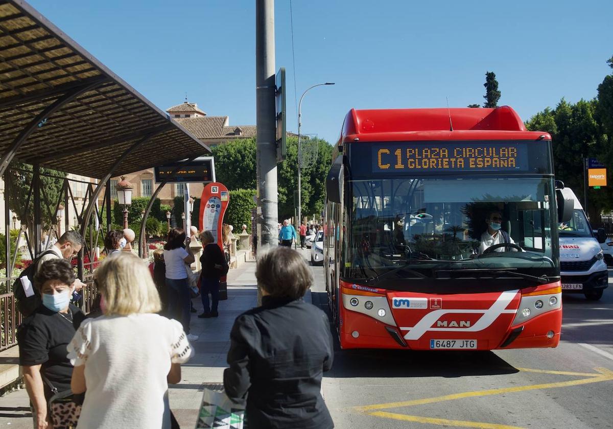 Los autobuses ‘coloraos’ de Murcia desconvocan la huelga del lunes por unos servicios mínimos abusivos