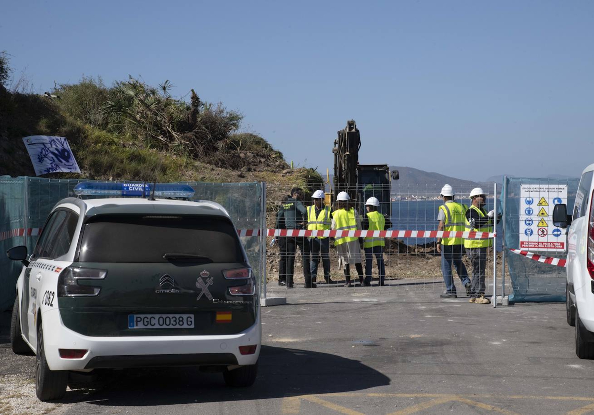 Un grupo de vecinos de La Manga intenta paralizar las obras del chalé de Cala del Pino