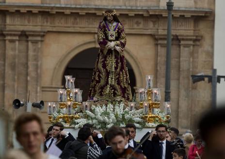 Imagen secundaria 1 - La iglesia del Carmen de Murcia estrena el via crucis del Cristo de Medinaceli