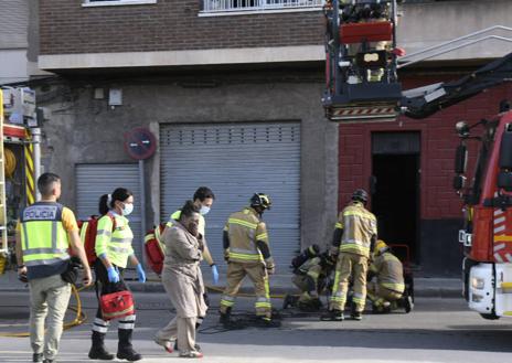 Imagen secundaria 1 - Un hombre rescata de un incendio en Murcia a una mujer que se resistía a dejar su vivienda en llamas por sus perros