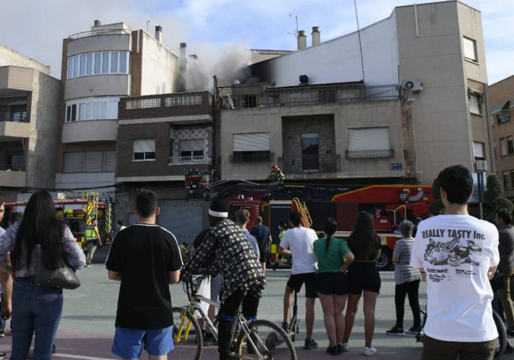 Un hombre rescata de un incendio en Murcia a una mujer que se resistía a dejar su vivienda en llamas por sus perros